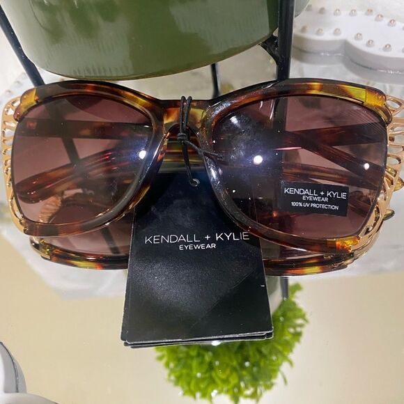 𝅺KENDALL & Kylie Butterfly Sunglasses - Picture 6 of 10